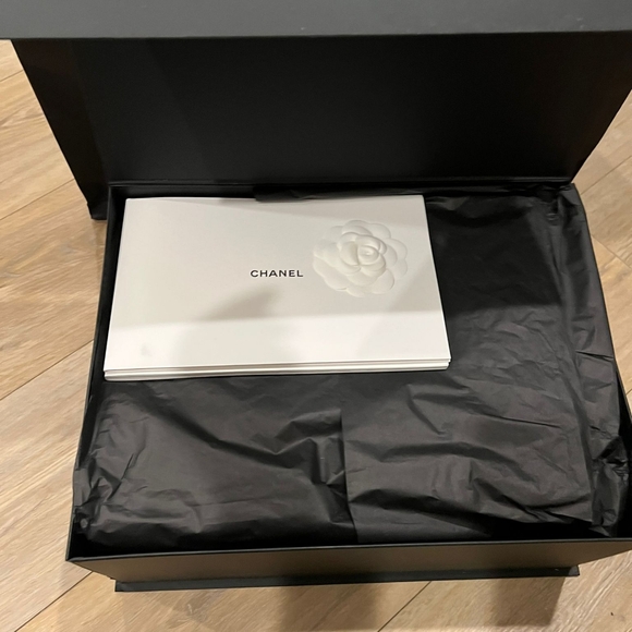 Gorgeous Chanel Black Quilted  Shoulder Bag with Gold Chain 💯Fabulous - Picture 15 of 16